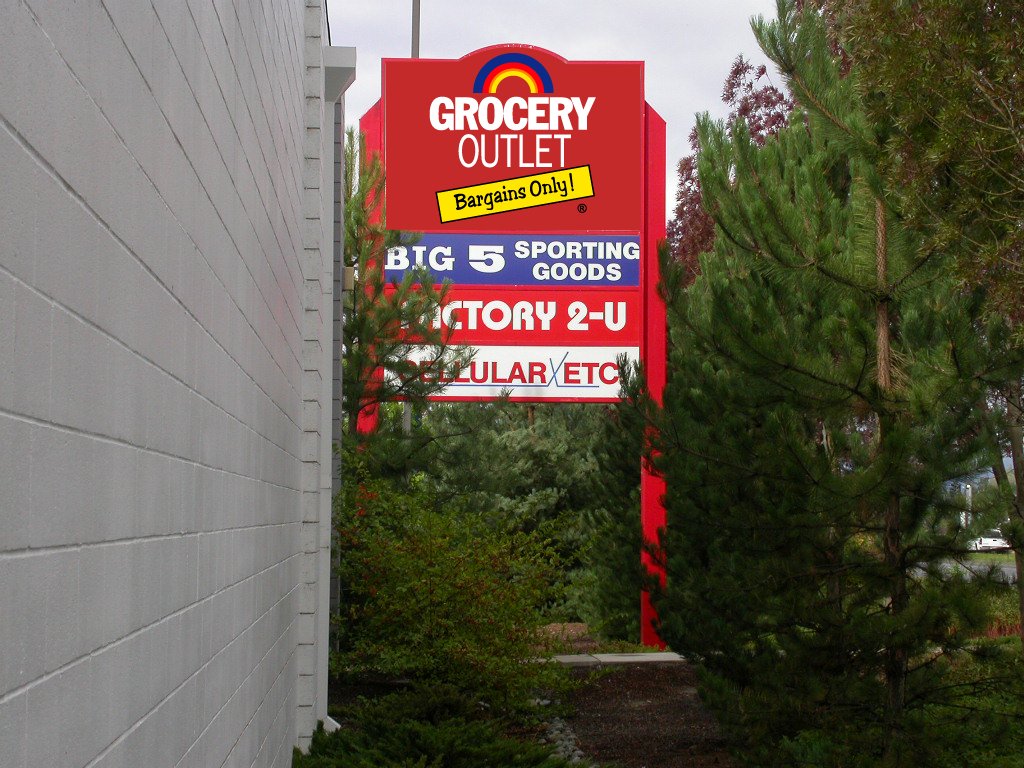 Grocery Outlet completed multi-tenant pylon