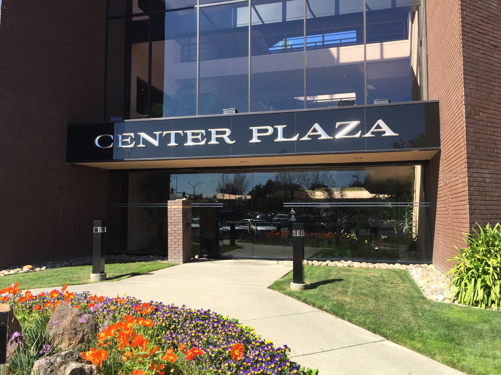 Center Plaza San Ramon — Aluminum Letters on Glass